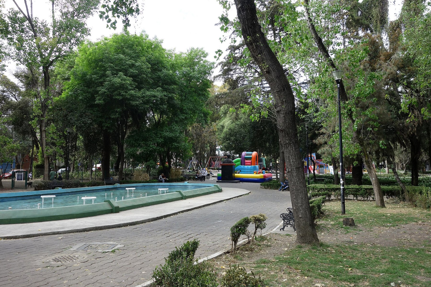 Trees and the fountain area in Jardín Pushkin, Roma Norte